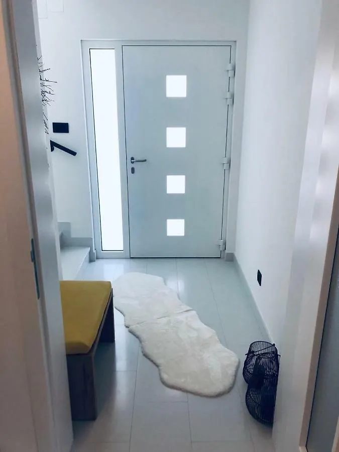 Apartment Beni 诺维·维诺多尔斯基